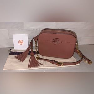 Tory Burch McGraw Camera Bag: Magnolia. Dust bag included.